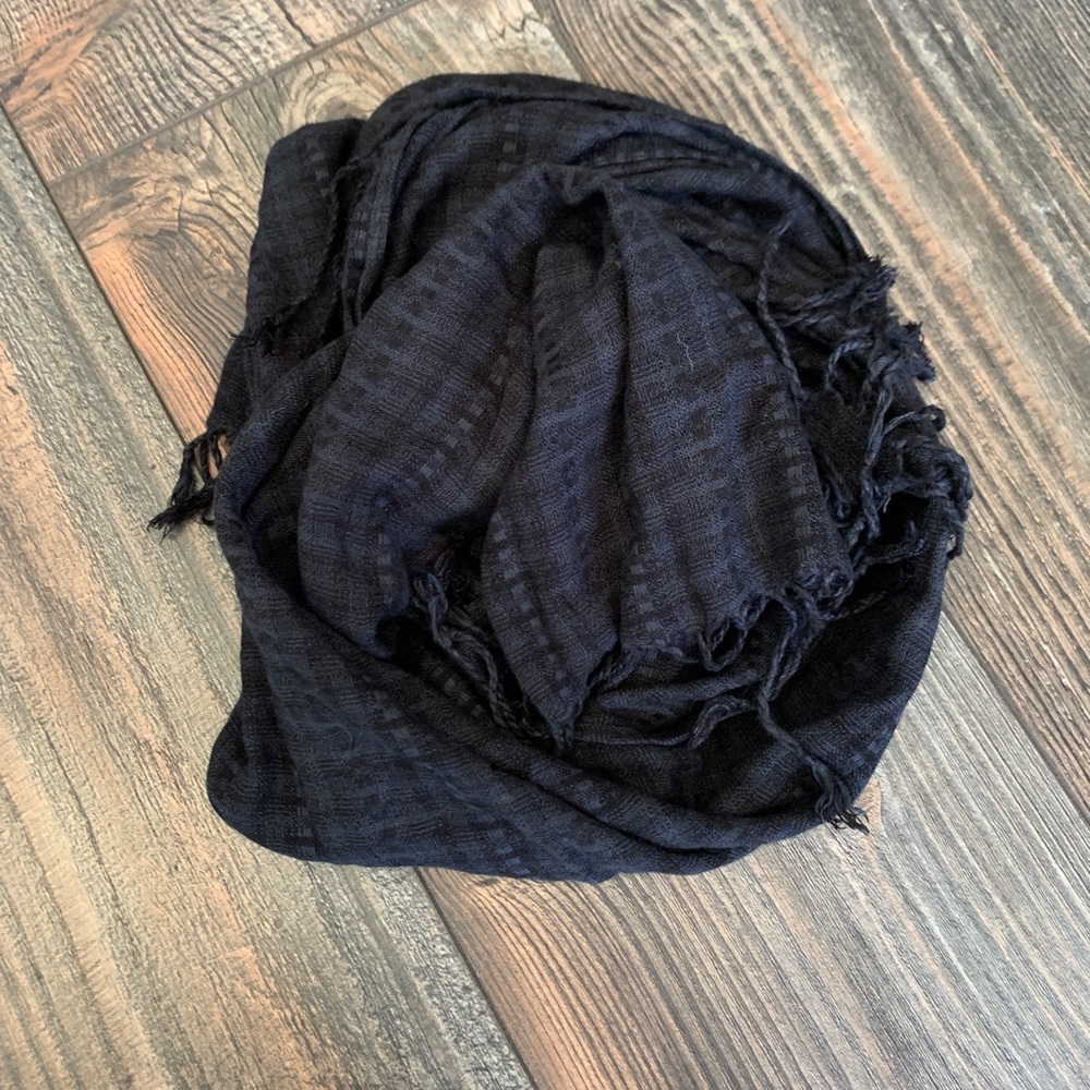 Black and gray scarf